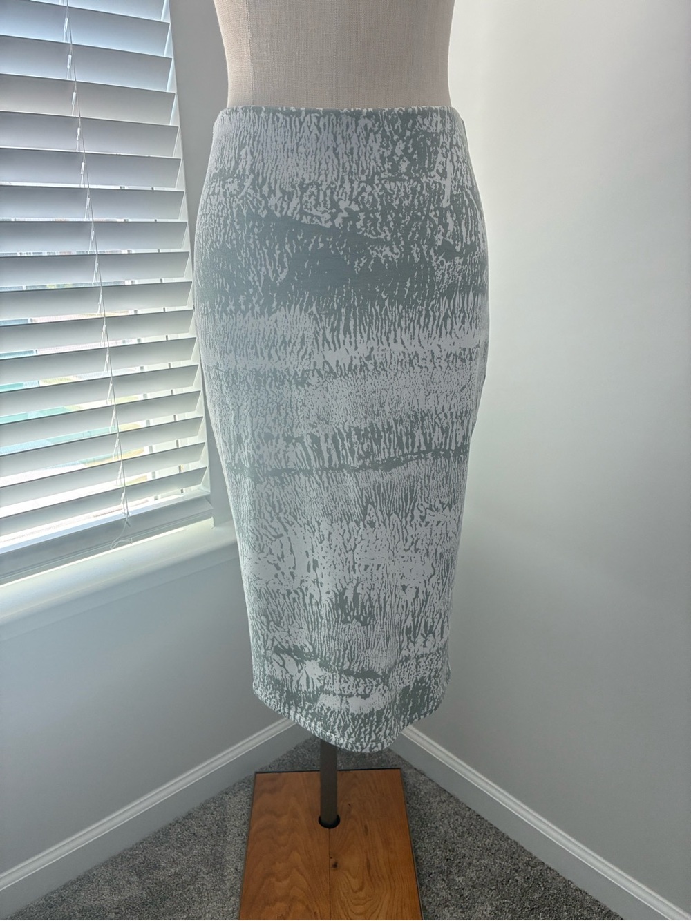 Betro Simone Women's Patterned Stretchy Grey and White Midi Skirt